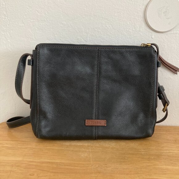 Fossil Leather Crossbody Purse Black Adjustable Strap Classic Minimalist Travel - Picture 1 of 15